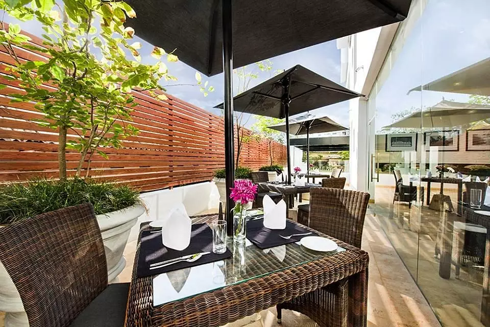 رستوران سرباز هتل فرویو کلمبو سریلانکا